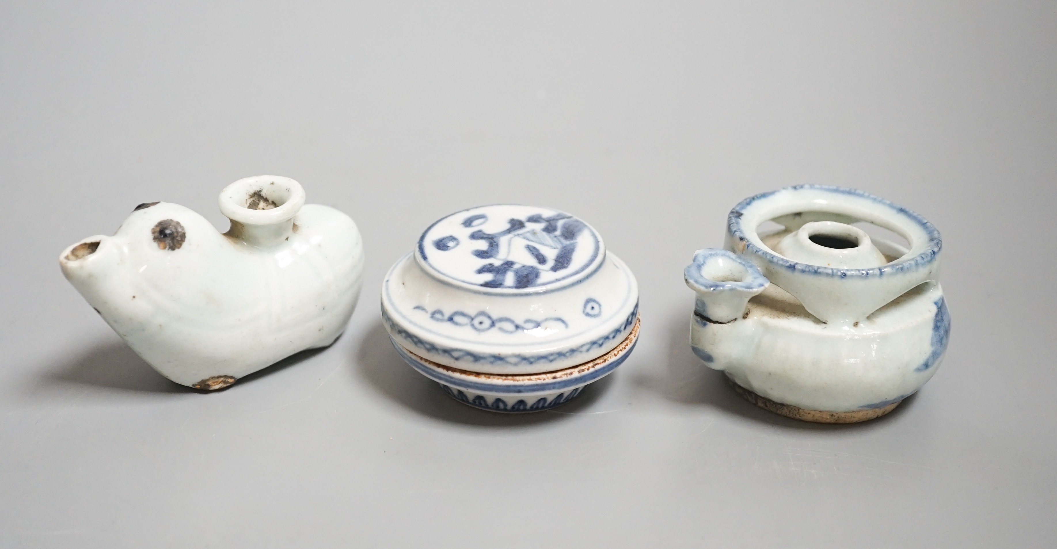 Two Chinese porcelain water droppers and a box and cover, Wanli period and later